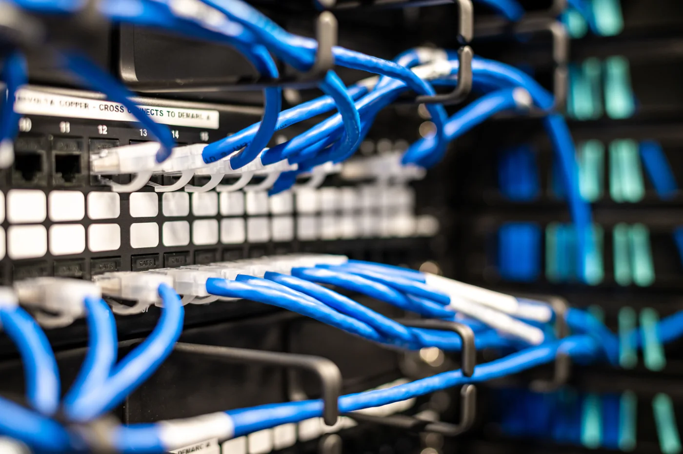Patch panel com cabos de rede azuis organizados